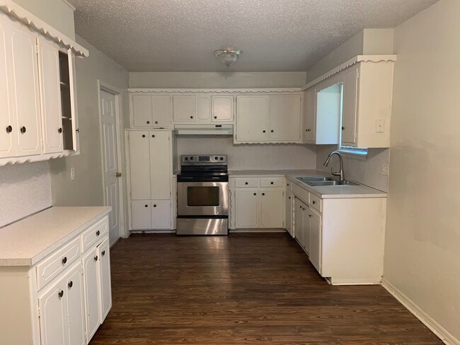 Kitchen - 1317 Lakecrest Dr