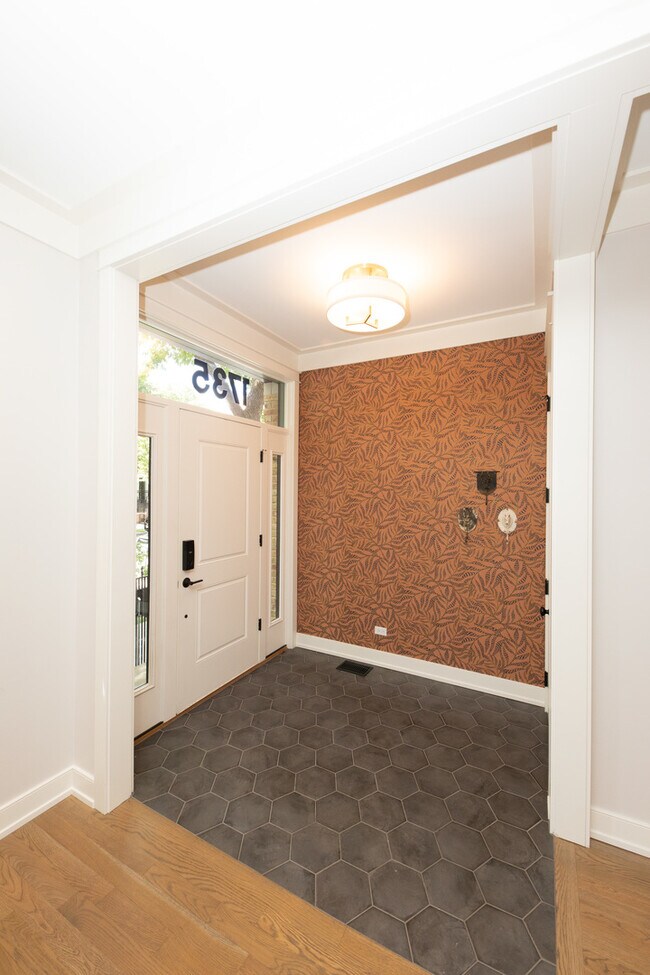 Foto del edificio - 1735 N Wolcott Ave