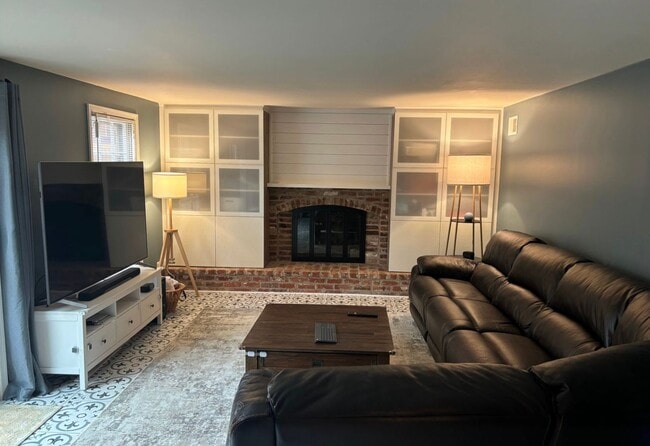 Foto del edificio - Fabulous in 4 + 2.5 in OLD FARM - Gorgeous Updates