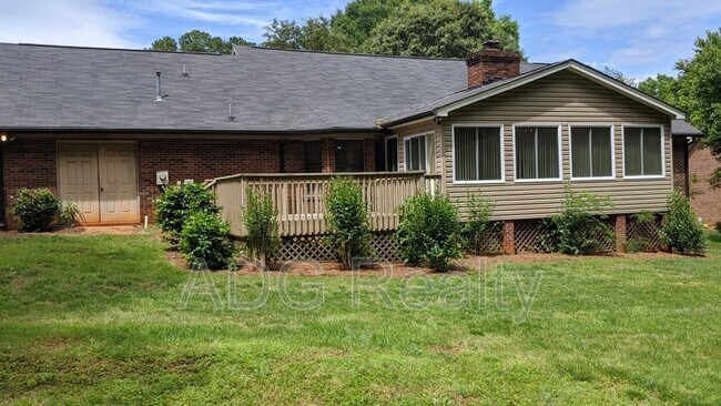 Building Photo - 2601 Independence Way
