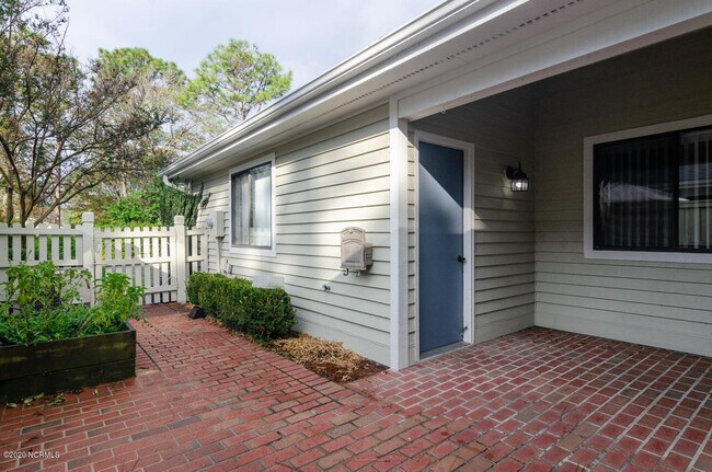 Building Photo - 219 Inland Greens Cir