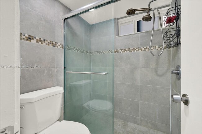 Foto del edificio - 7850 Byron Ave
