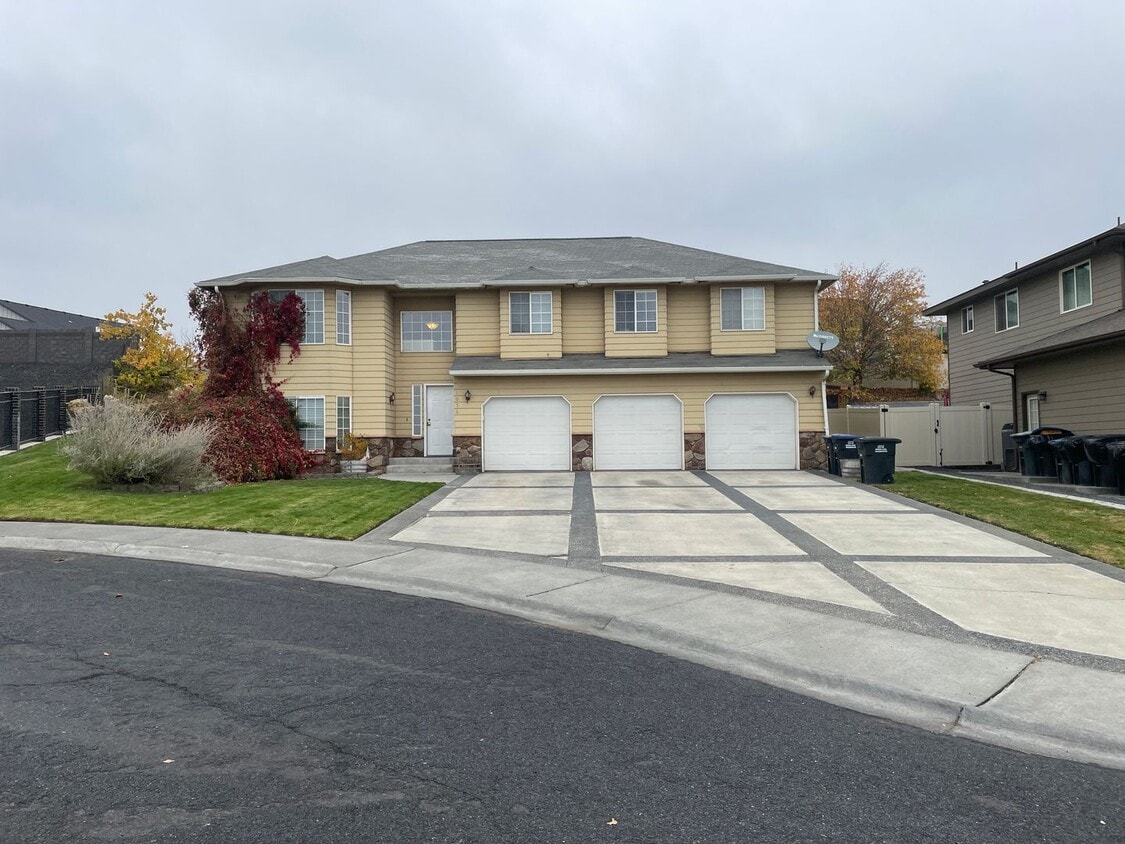 Foto principal - Large 4 Bedroom Home