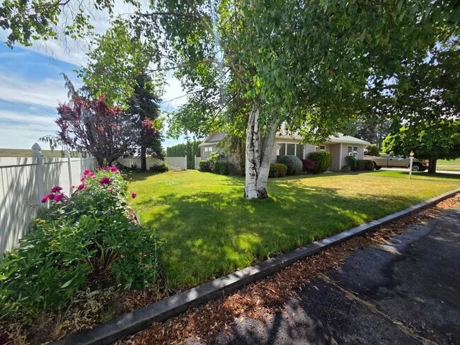 Building Photo - Quiet Rental in Waterville with Garden!