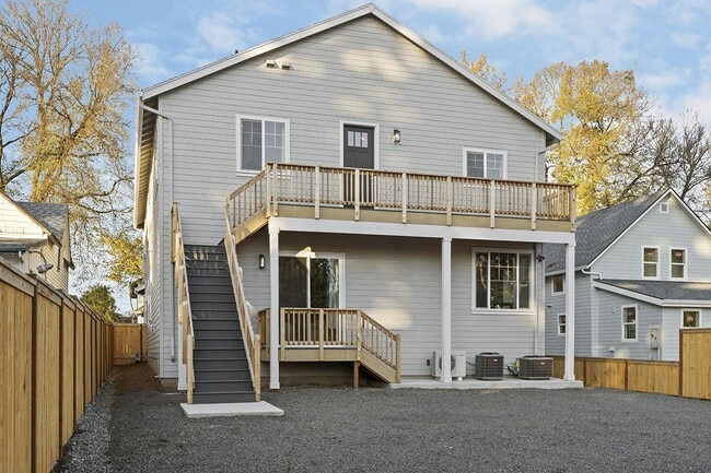 Building Photo - Modern Hillsboro apartment 2 blocks from O...
