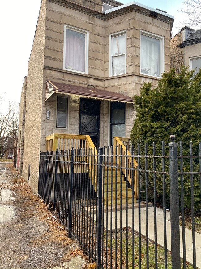 Building Photo - 1856 S Kedzie Ave