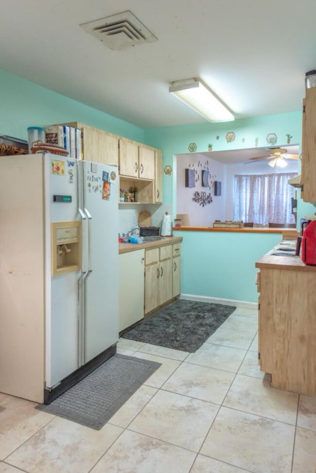 Building Photo - 604 Roselyn Ave