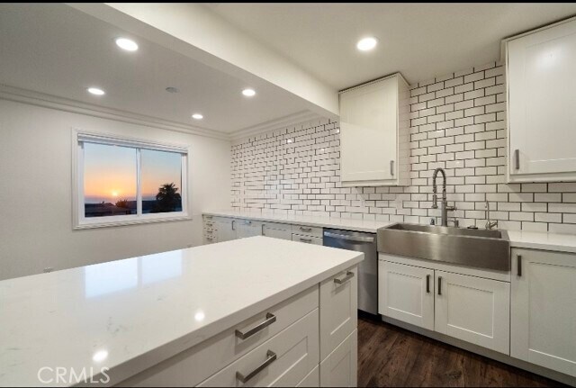 Building Photo - 214 Via Robina
