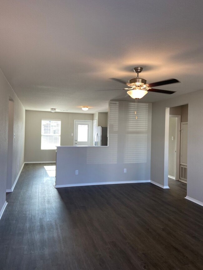 Foto del edificio - *Pre-leasing* Three Bedroom | Two Bath Hom...