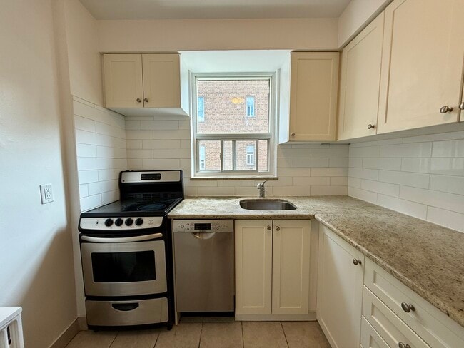 Building Photo - 1295 Bayview Av