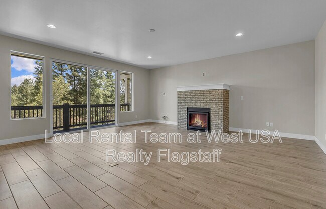 Foto del edificio - 781 N Forest View Dr