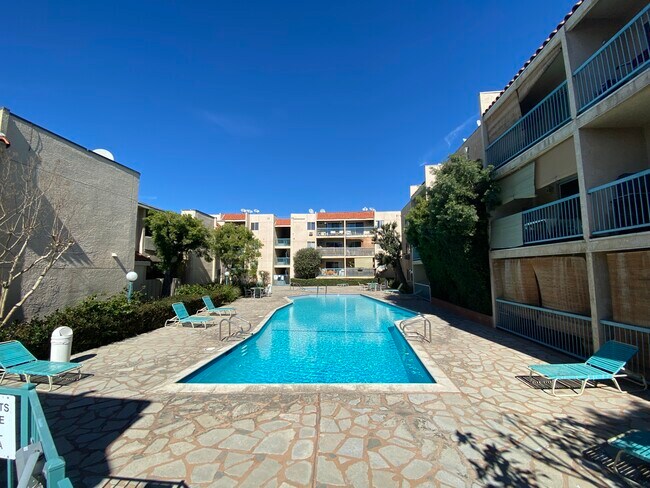 Foto del edificio - 18307 Burbank Blvd