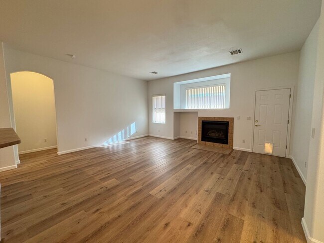 Foto del edificio - 3 Bed/2 Bath House with Boat Deep 3 Car Garage