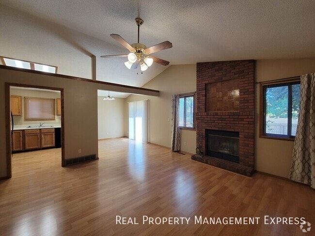 Building Photo - Great 4 Bed 2 Bath House with 2-stall atta...