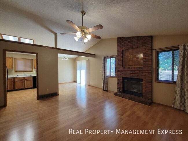 Building Photo - Great 4 Bed 2 Bath House with 2-stall atta...