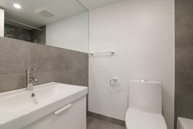 Building Photo - 1975 Maisonneuve Blvd W