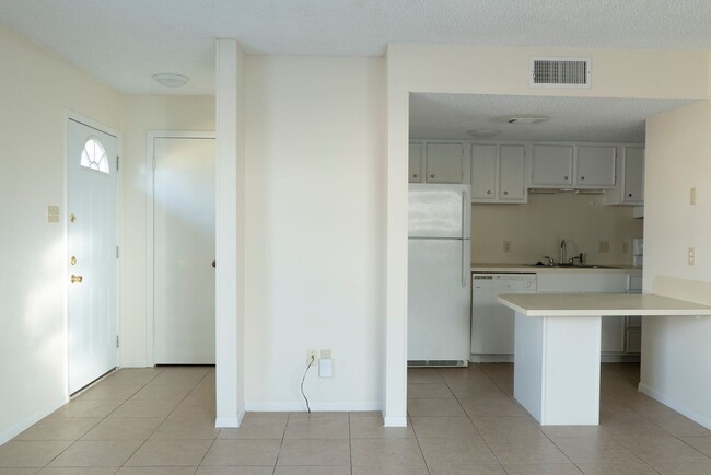 Foto del edificio - Duplex Available for June Move in!