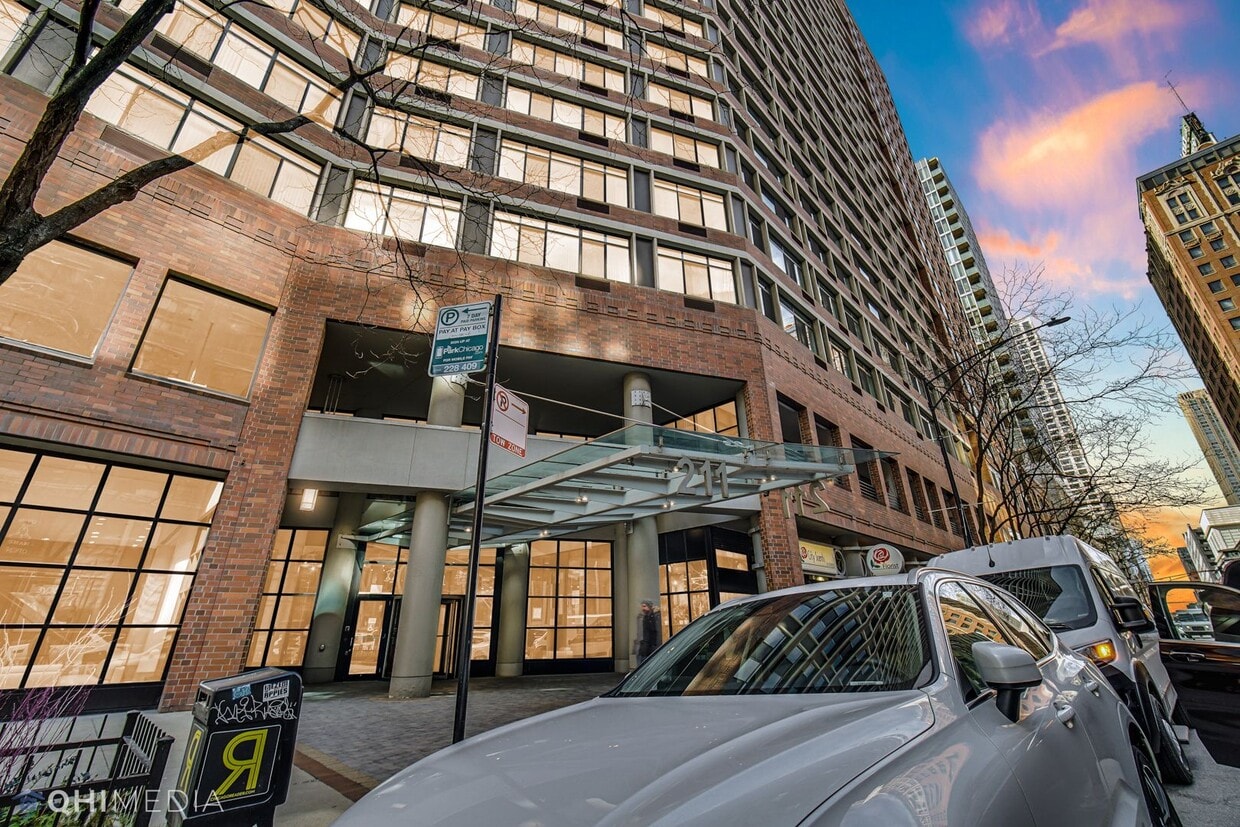 Photo - 211 E Ohio St (Chicago, IL)