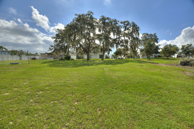 Foto del edificio - 1042 Golden Bough Rd