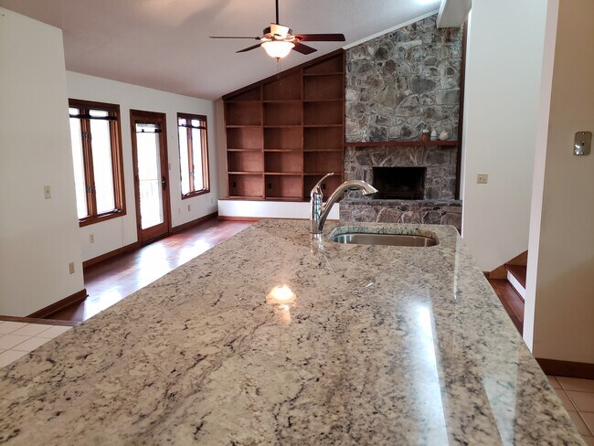 Isla de cocina con vista a la sala de estar - 7415 Savannah Dr