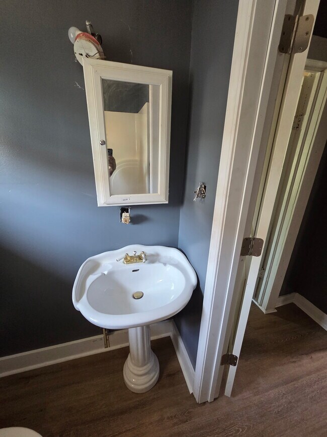 Baño - 545 Salley St