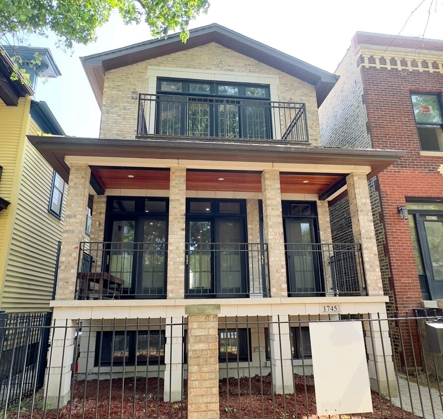 Primary Photo - 1745 W Cornelia Ave