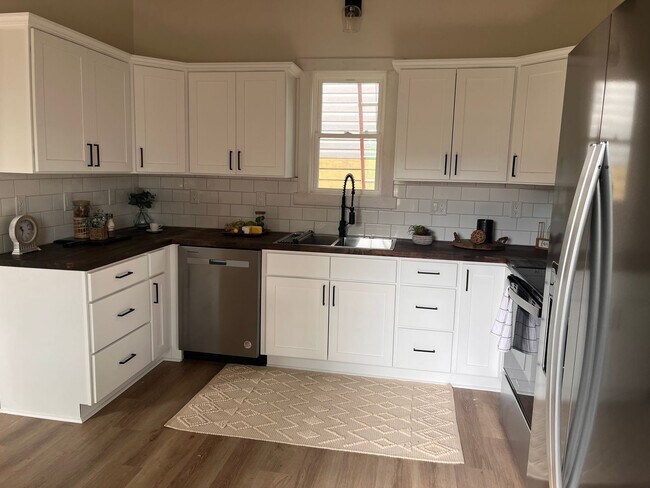 Foto del edificio - Beautiful new construction off Rivermont! ...