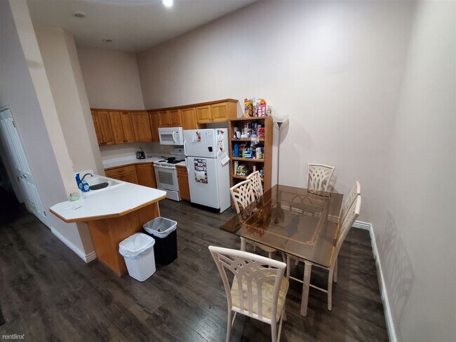 Building Photo - Room for Rent, 2 bath Condo - 1 men privat...