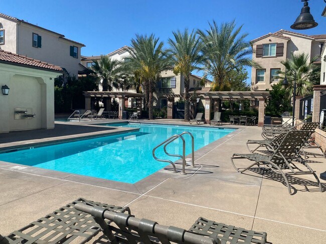Building Photo - Downtown Upland 3 Bedroom Condo