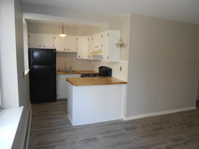Building Photo - 0 bedroom in Chicago IL 60657