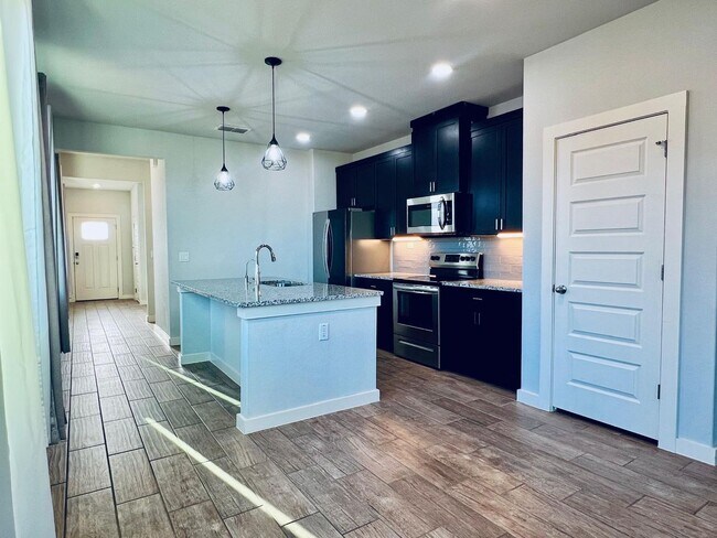 Foto del edificio - $500 OFF ON FIRST MONTH'S RENT! APPLICATION FEE WAIVED!  Modern 3BD/2BA Home in Blue Ridge Ranch ...