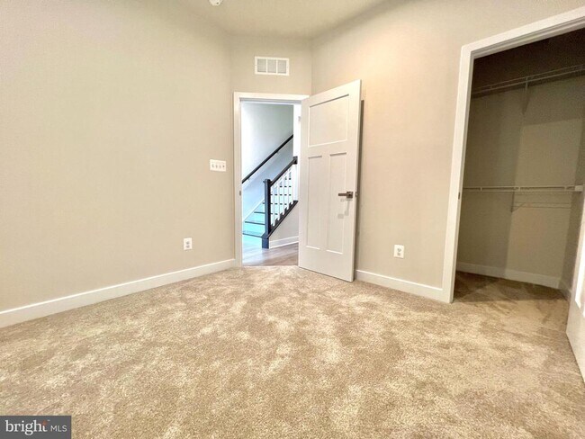 Building Photo - 4322 Ellipse Ter