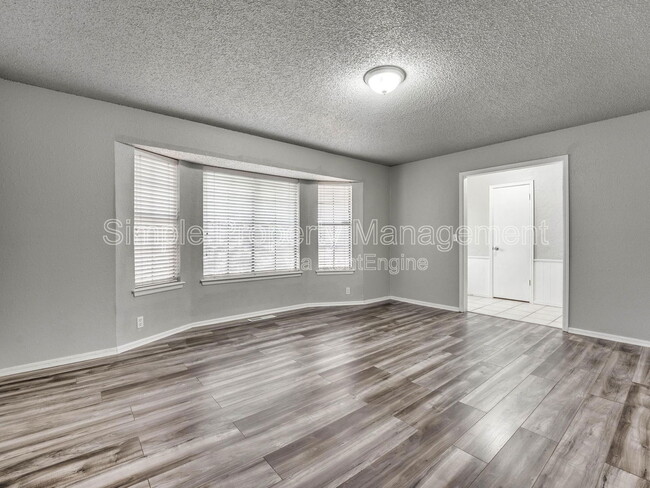 Building Photo - 101 E Platt Dr