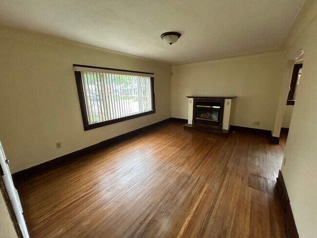 Building Photo - Charming 3-Bedroom Home in Peaceful West Toledo Neighborhood