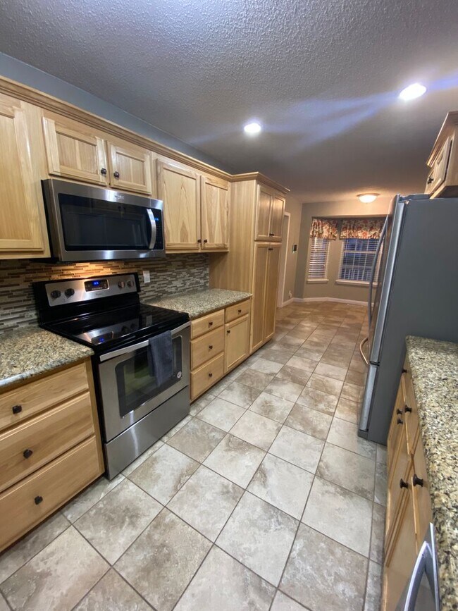 Foto del edificio - 918 Lindsey - Showings start 6/19/24