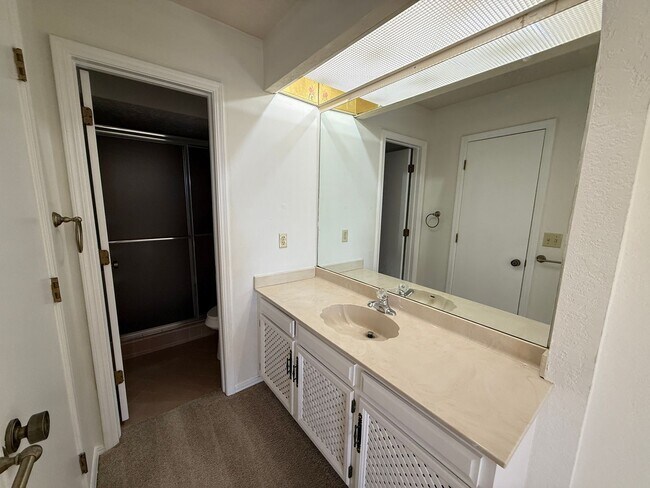 Building Photo - 2 bed 2 bath Duplex in with Large Living Room.