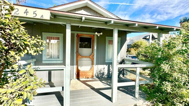 Foto del edificio - Darling Single Story Full Detached Guest H...