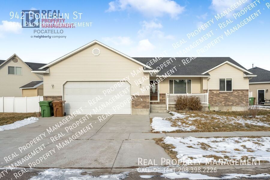 Primary Photo - Beautiful 5 Bedroom 3 Bathroom Home -2 car...