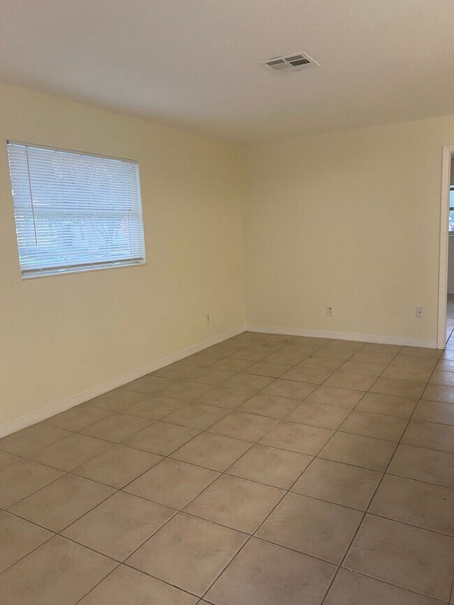 Foto del edificio - SPACIOUS 1 BEDROOM 1 BATH APARTMENT HOME ST PETERSBURG FL