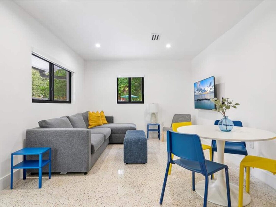 Foto principal - 256 NW 57th St