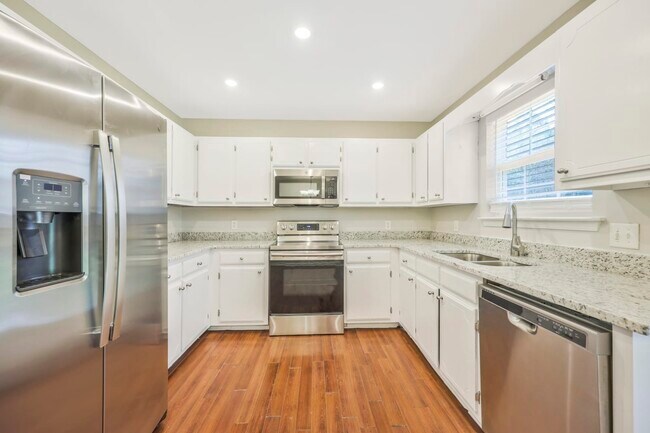 Building Photo - 325 Royal Garden Dr