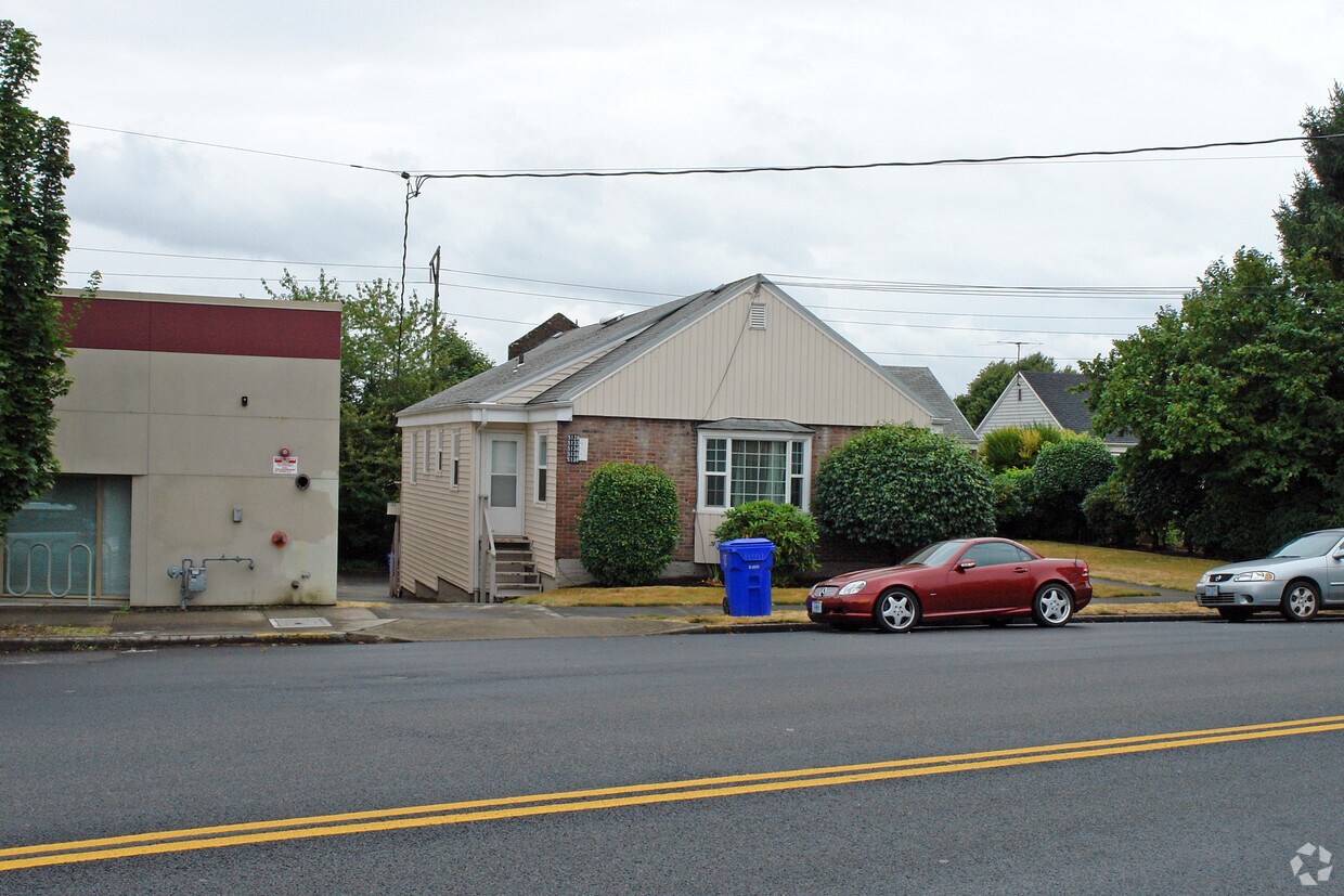 Building Photo - 5132-5138 SE Milwaukie Ave
