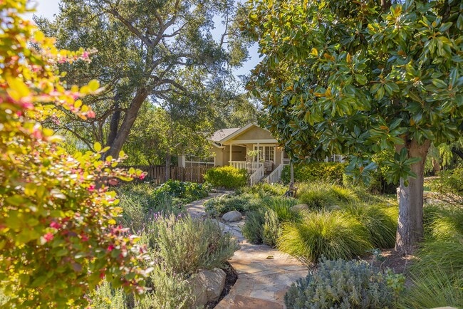 Building Photo - East End Hideaway