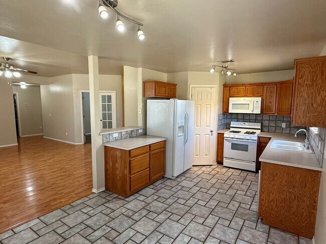 Foto del edificio - Great 3 Bed 2 Bath With Study In Edmond