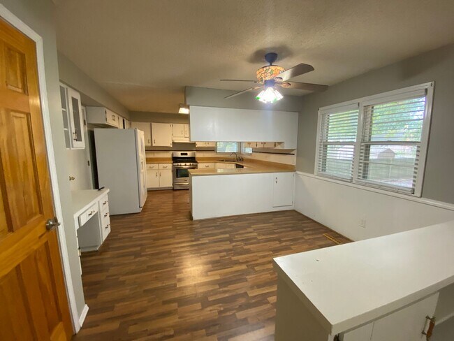 Foto del edificio - 5 Bedroom with walkout basement Available 3/16/2026