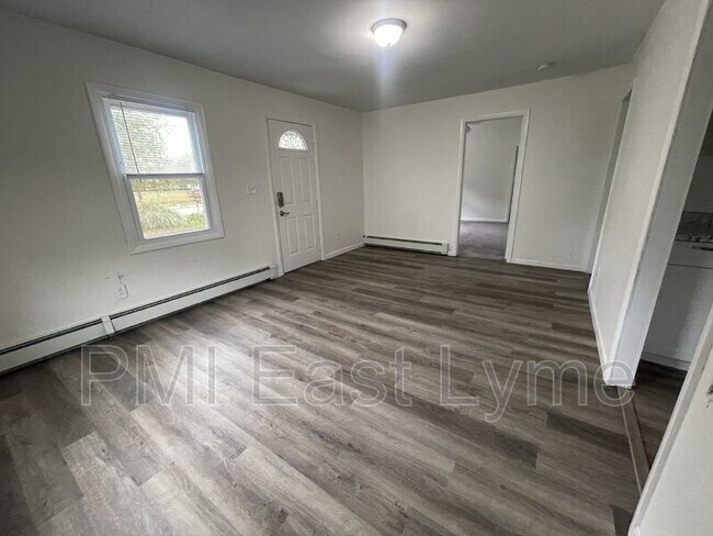 Building Photo - 5 Midway Oval