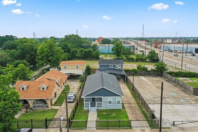 Building Photo - 307 Linwood St