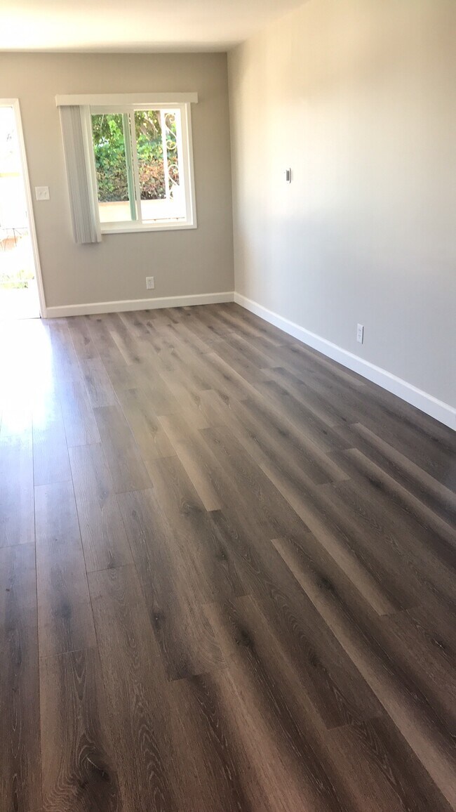 Hard surface floor throughout - 731 Oro Ter