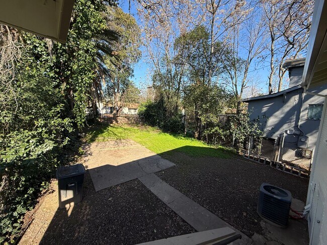 Foto del edificio - 3 Bed| 2 Bath | 1153 SF | Private Driveway | Single Story | Tenant pays $175 monthly for WS&G