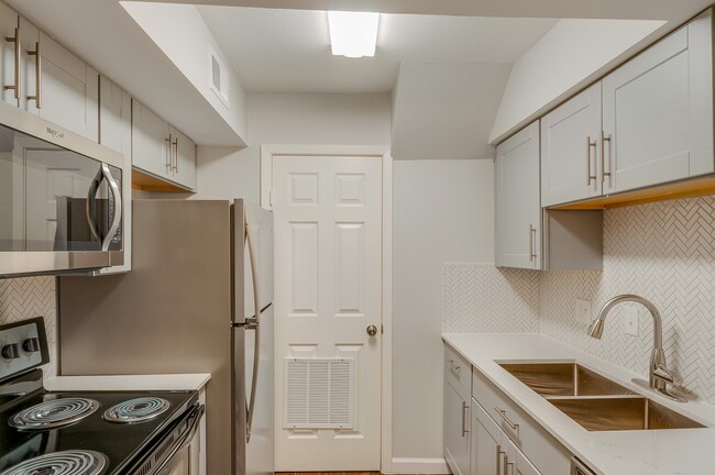 Building Photo - 742 Memorial Mews St